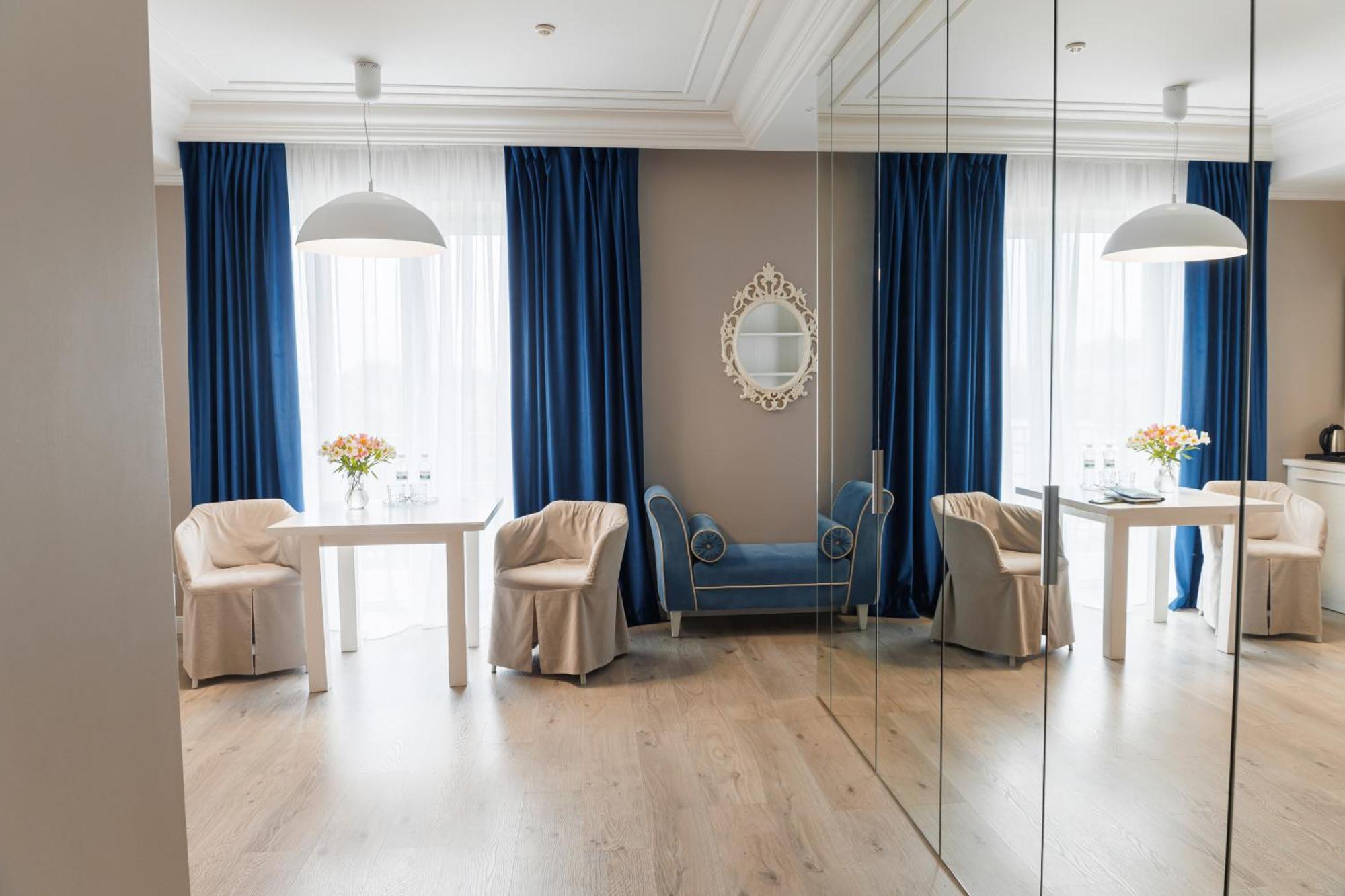 Rivoli Hotel Чернивци Екстериор снимка